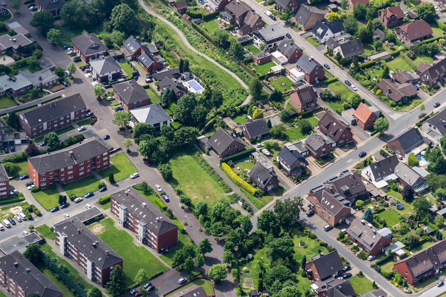 Luftbild einer Wohnstraße mit Einfamilienhäusern und Gärten