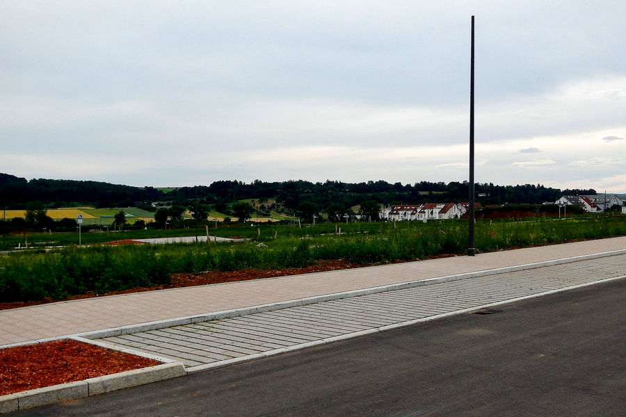 Neu gebaute Erschließungsstraße in einem Neubaugebiet in Renningen-Malmsheim, die Bauplätze sind noch unbebaut
