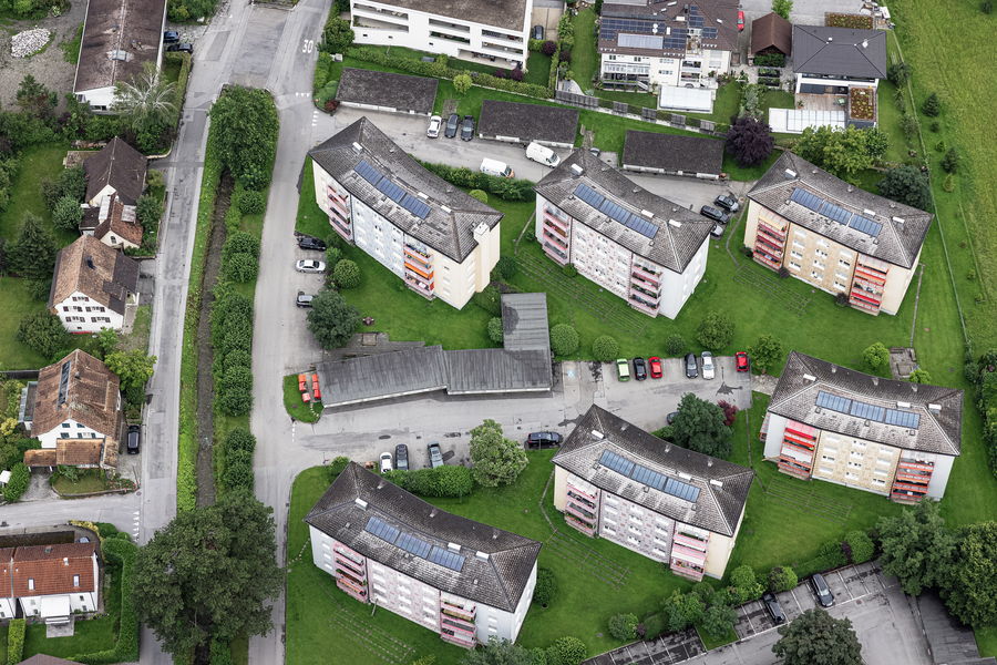 Luftbild einer Wohnanlage mit Mehrfamilienhäusern und Grünflächen